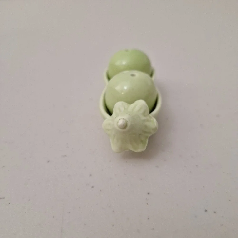 Vintage Peas In A Pod Salt and Pepper Shakers 4.5